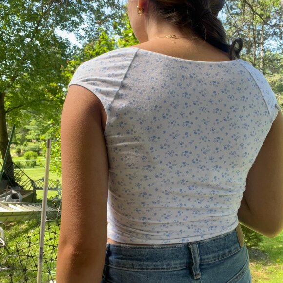 Ruched Floral Cap Sleeve Crop Top - Blue & White from Hollister - Picture 4 of 10